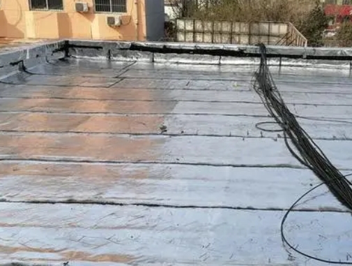 集宁卫生间漏水维修公司分享下集宁屋面楼顶防水刚性防水层施工要点。
